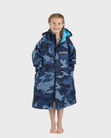 Dryrobe Advance Long Sleeve Kids Umhang in Blau-Camouflage mit Kapuze, Frontalansicht auf Modell