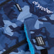 Dryrobe Advance Long Sleeve Kids Bademantel in Blau-Camouflage mit Reißverschluss und Fleece-Futter, Detailansicht des Materials und Labels