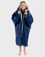 Dryrobe Advance Langarm Kinder, Marineblau, Wechselrobe aus Nylon mit Kapuze, Frontansicht