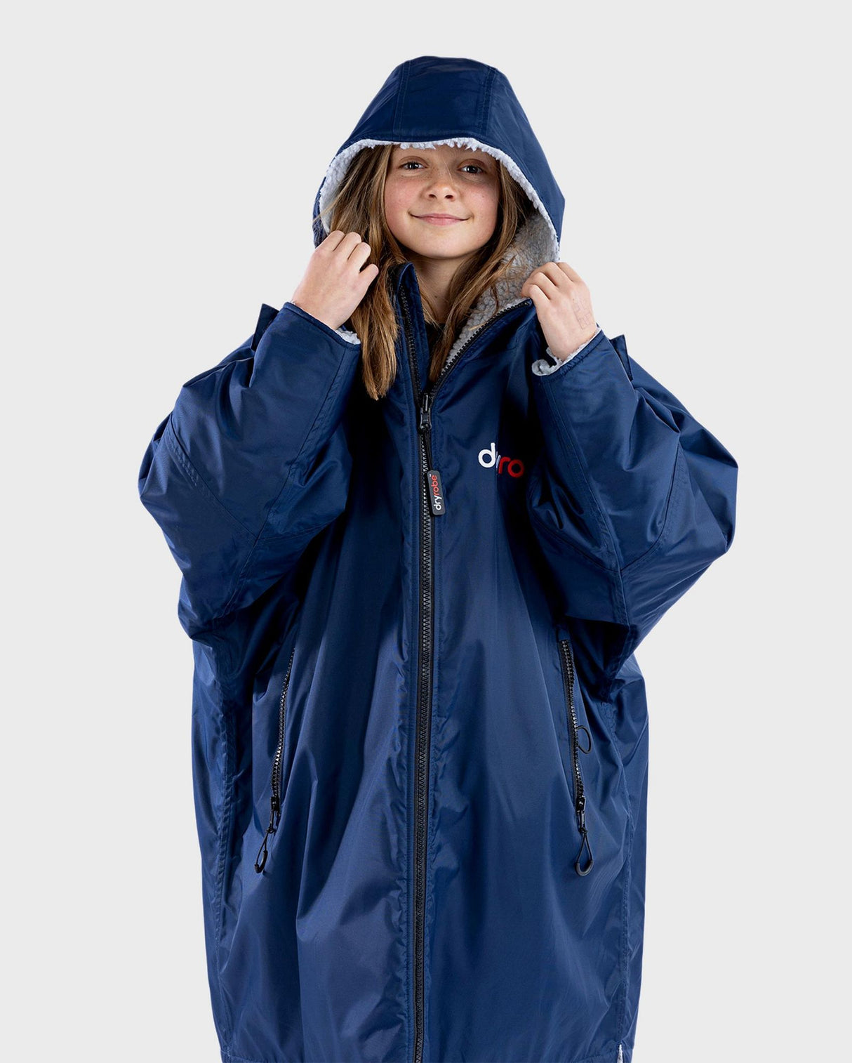 Dryrobe Advance Long Sleeve Kids Umhang in Marineblau mit Kapuze, Frontalansicht auf Kind