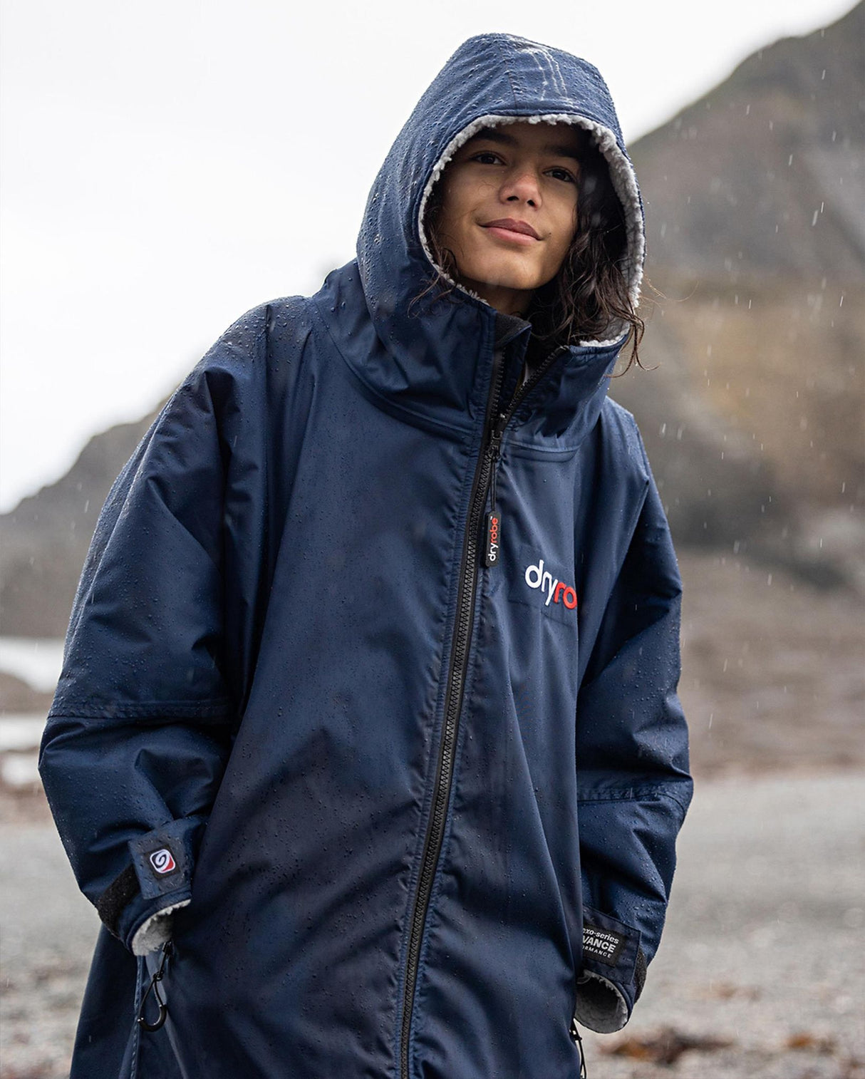 Dryrobe Advance Langarm Kinderumhang in Marineblau mit Kapuze, Frontansicht