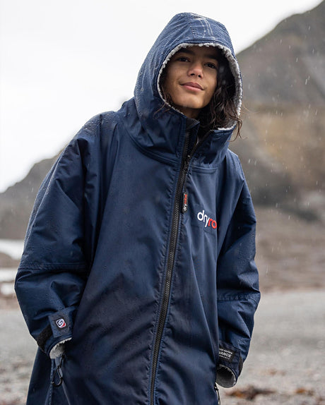 Dryrobe Advance Langarm Kinderumhang in Marineblau mit Kapuze, Frontansicht