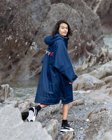 Dryrobe Advance Long Sleeve Kids Kapuzenjacke in Dunkelblau, Frontansicht, Kind trägt die wasserabweisende Funktionsjacke outdoor