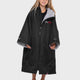 Dryrobe Advance Short Sleeve Kids schwarzer Bademantel mit grauem Fleece-Futter, Frontansicht auf Model