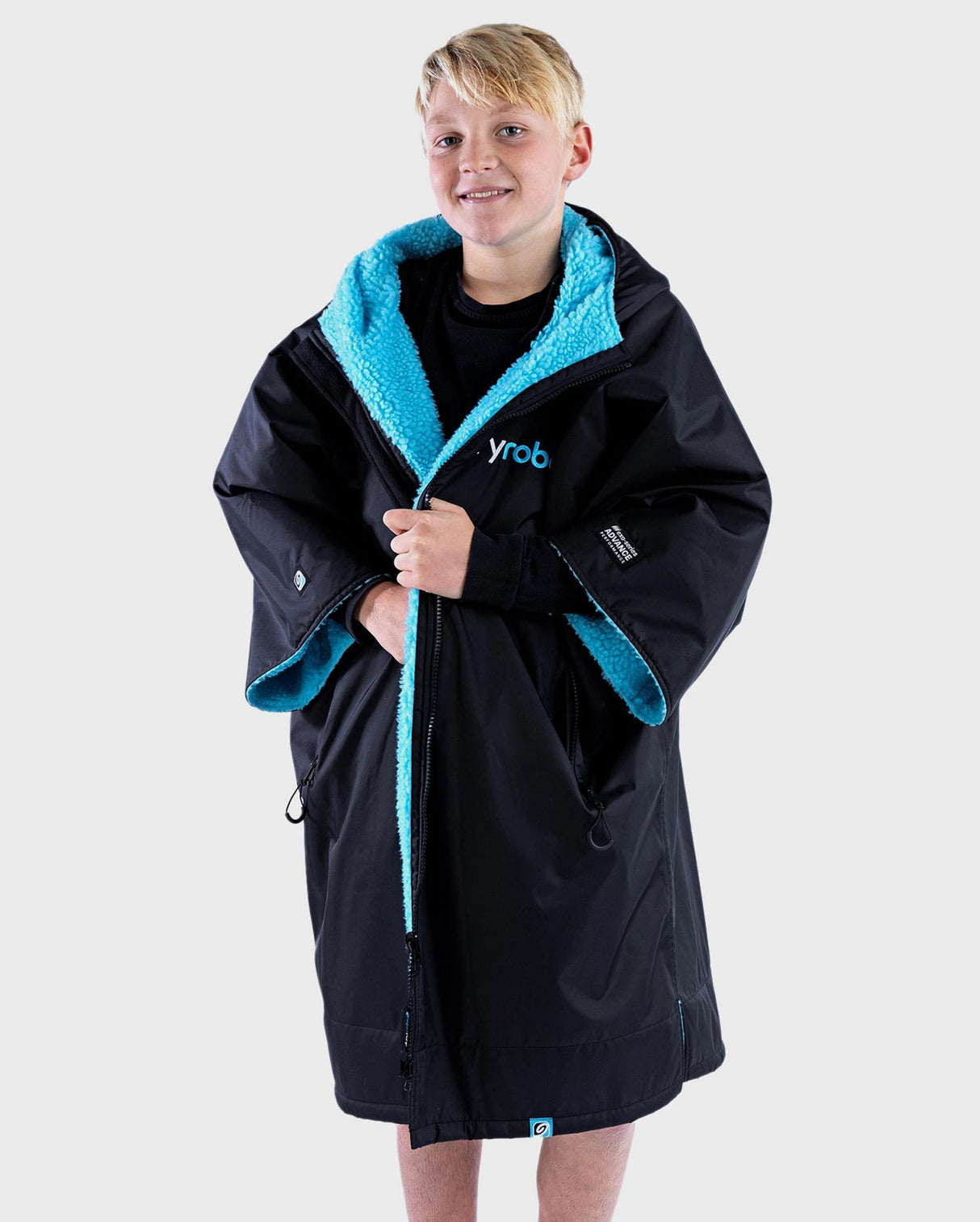 Dryrobe Advance Short Sleeve Kids in Schwarz mit türkisem Fleece-Futter, Frontalansicht eines Kindes in der Robe