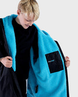 Dryrobe Advance Short Sleeve Kids Wechselrobe in Blau und Schwarz, Fleece-Material, geöffnet zur Ansicht des Innenfutters und der Tasche