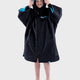 Dryrobe Advance Short Sleeve Kids in Schwarz mit Blau, Kapuzenpullover aus Neopren, Frontansicht auf Kind