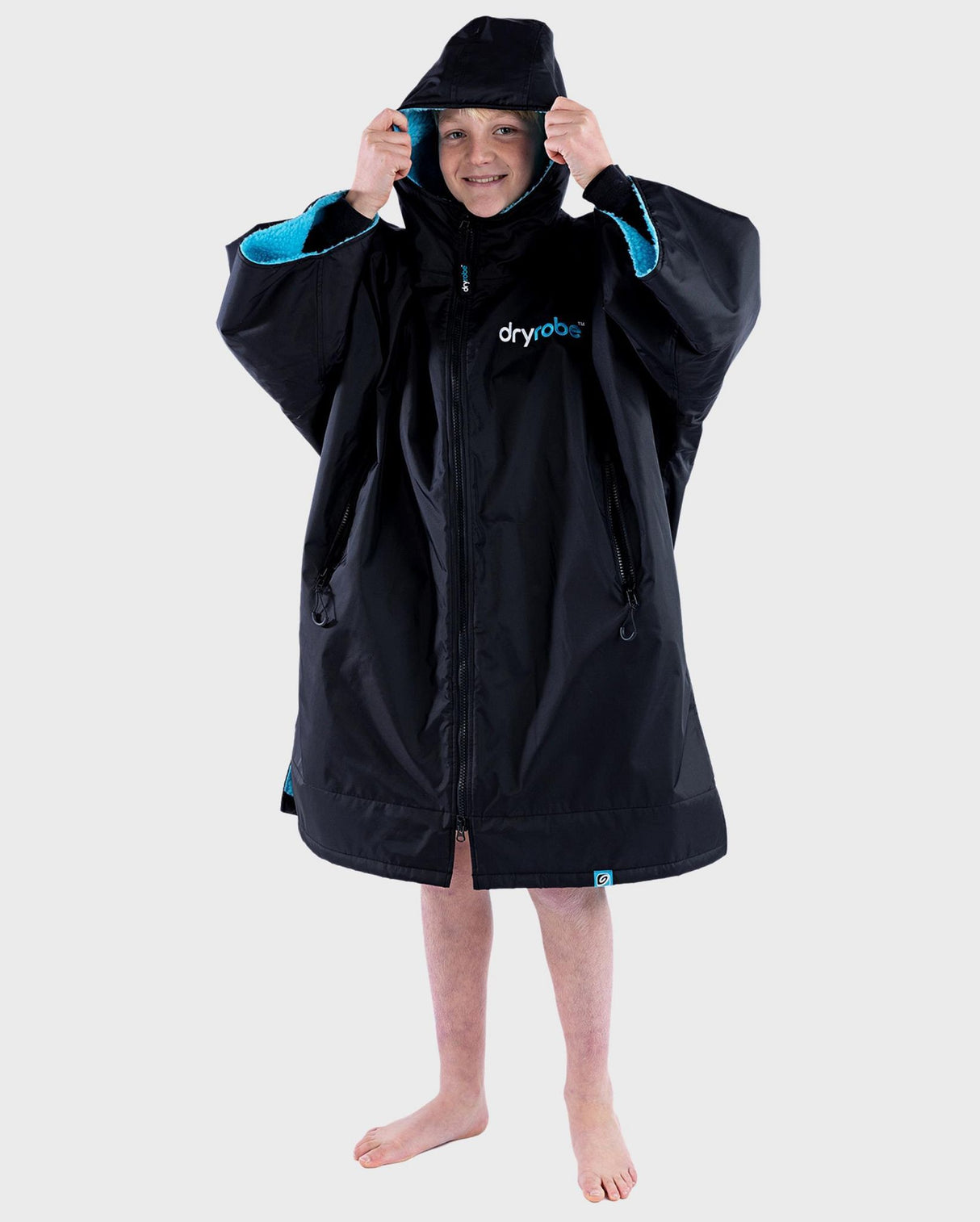 Dryrobe Advance Short Sleeve Kids in Schwarz mit Blau, Kapuzenpullover aus Neopren, Frontansicht auf Kind