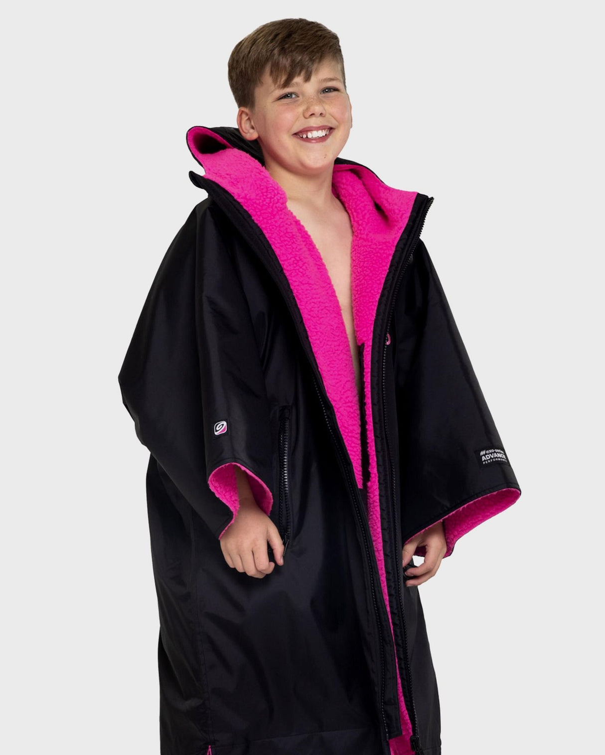 Dryrobe Advance Short Sleeve Kids Bademantel schwarz mit neonpink Futter, Kapuze und Reißverschluss, Frontansicht