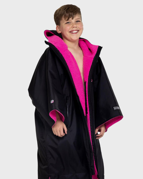 Dryrobe Advance Short Sleeve Kids Bademantel schwarz mit neonpink Futter, Kapuze und Reißverschluss, Frontansicht
