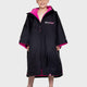Dryrobe Advance Short Sleeve Kids Umhang in Schwarz mit pinkem Innenfutter, Frontalansicht auf Kind