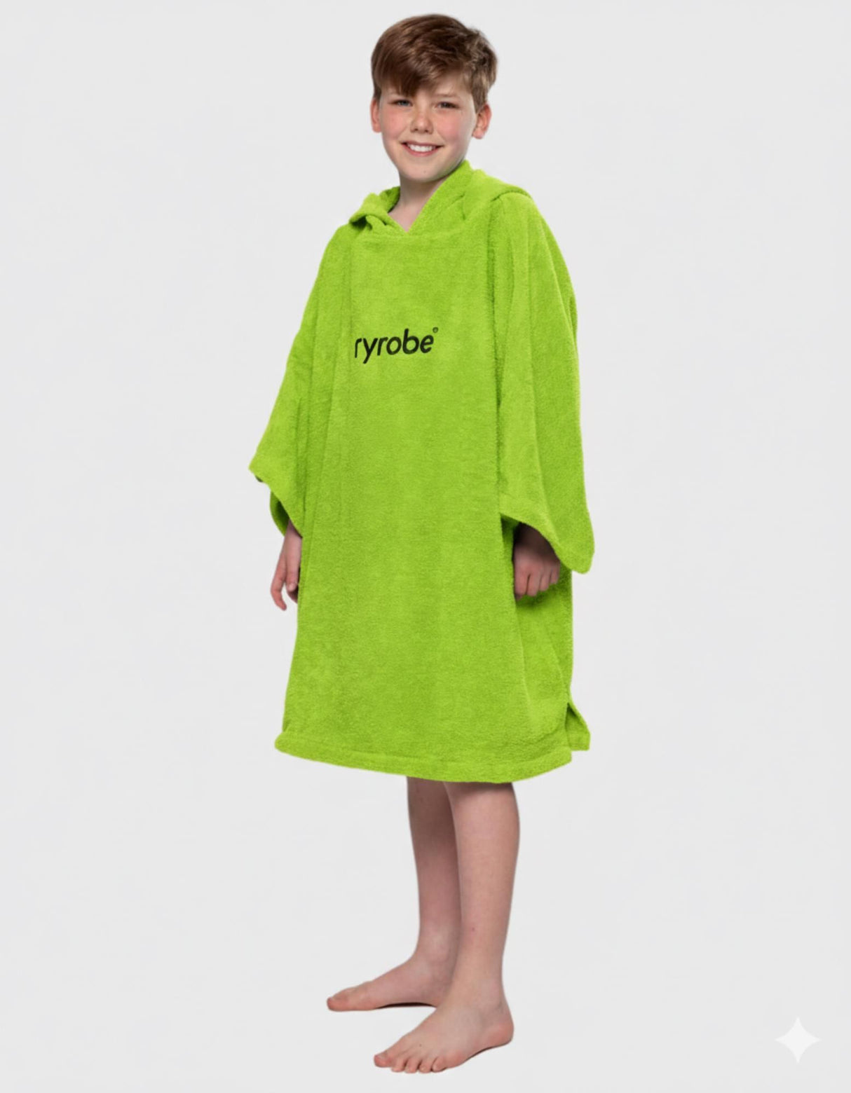Dryrobe Kids Towel Robe Bio in Neongrün, Junge trägt Baumwoll-Frottee-Poncho mit Kapuze und Logo-Print, Frontansicht