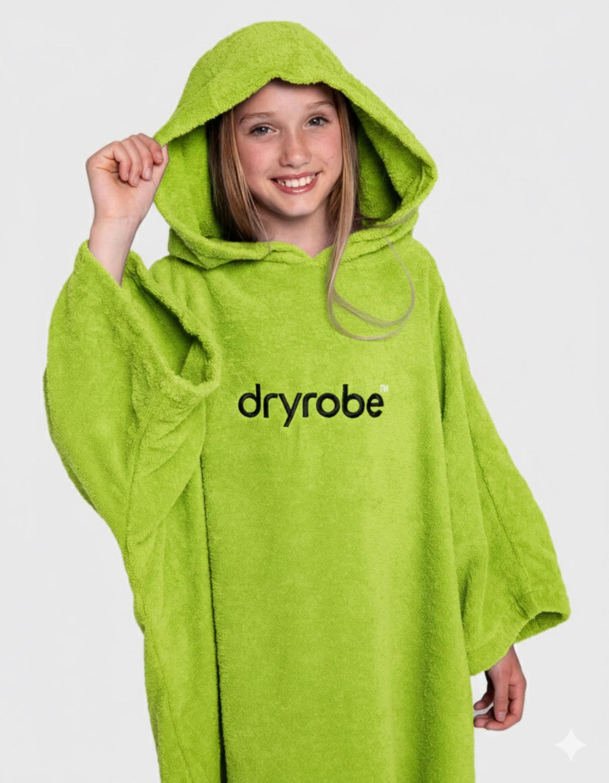 Dryrobe Kids Towel Robe Bio in Lime-Grün, Frontalansicht mit Kind, das die Kapuze trägt