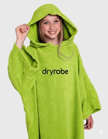 Dryrobe Kids Towel Robe Bio in Lime-Grün, Frontalansicht mit Kind, das die Kapuze trägt