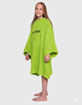 Dryrobe Kids Towel Robe Bio in Neongrün, Vorderansicht, Mädchen trägt Baumwoll-Bademantel mit Kapuze