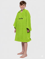 Dryrobe Kids Towel Robe Bio in Neongrün, Kapuzenbademantel aus Bio-Material, Frontalansicht auf Kind