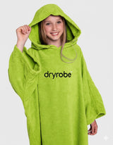Dryrobe Kids Towel Robe Bio in Limegrün mit Kapuze, Frontansicht auf Kind getragen