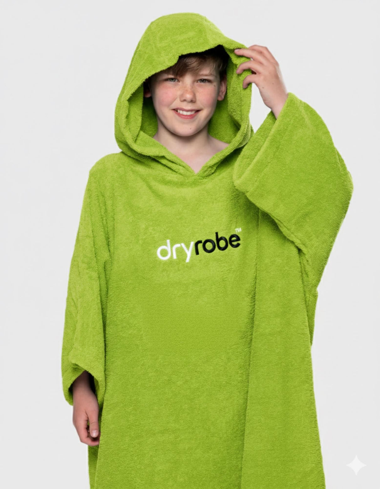 Dryrobe Kids Towel Robe Bio in Limone, Kind trägt grünen Bademantel mit Kapuze und dryrobe-Logo, Frontalansicht