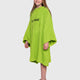 Dryrobe Kids Towel Robe Bio in Limone Grün, Frontansicht, Mädchen trägt die Kapuzenrobe mit weiten Ärmeln