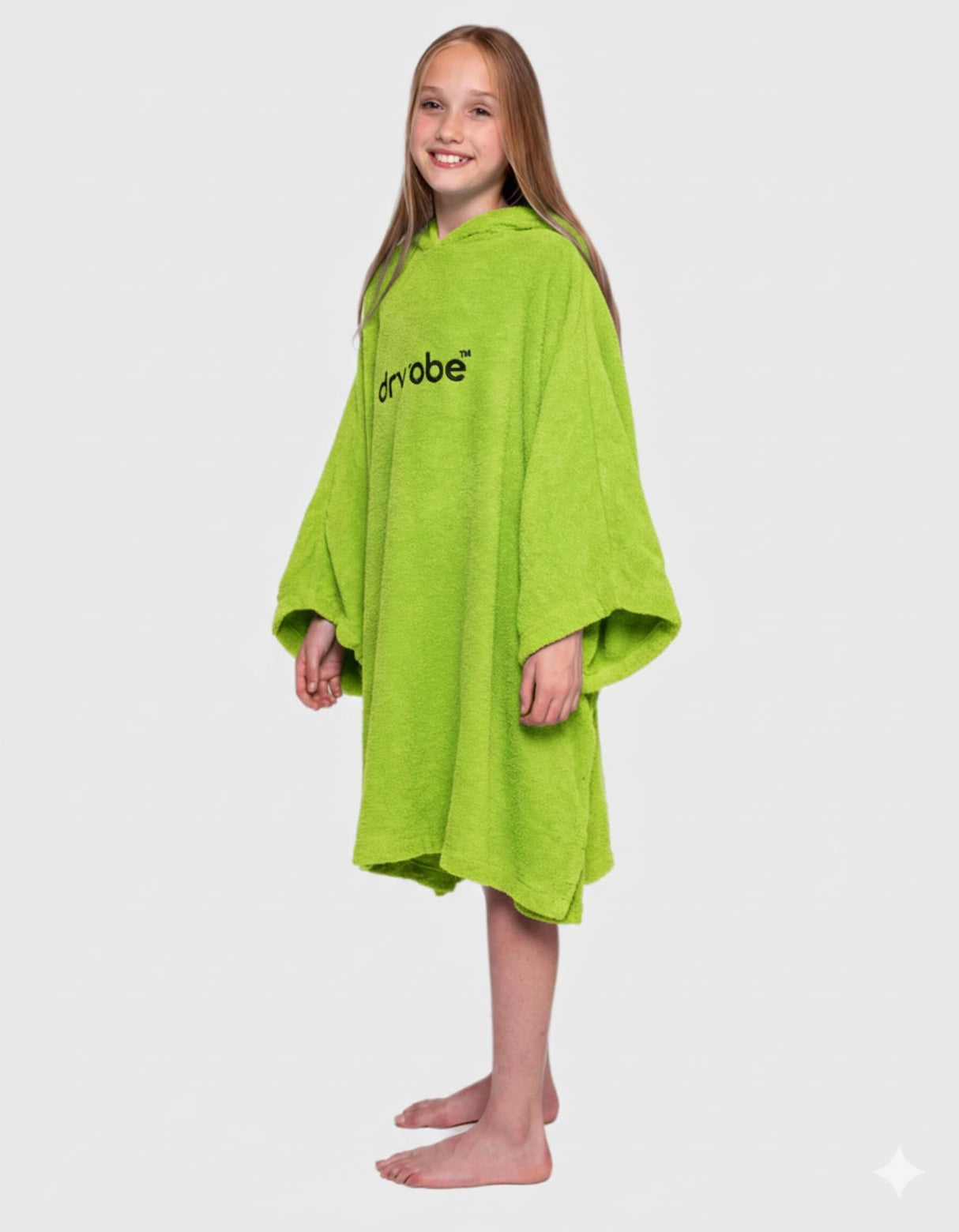 Dryrobe Kids Towel Robe Bio in Limone Grün, Frontansicht, Mädchen trägt die Kapuzenrobe mit weiten Ärmeln