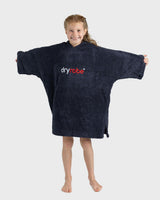 Dryrobe Handtuchmantel Bio Kids in Marineblau, Frontansicht auf Kind mit ausgebreiteten Armen, Bio-Baumwolle