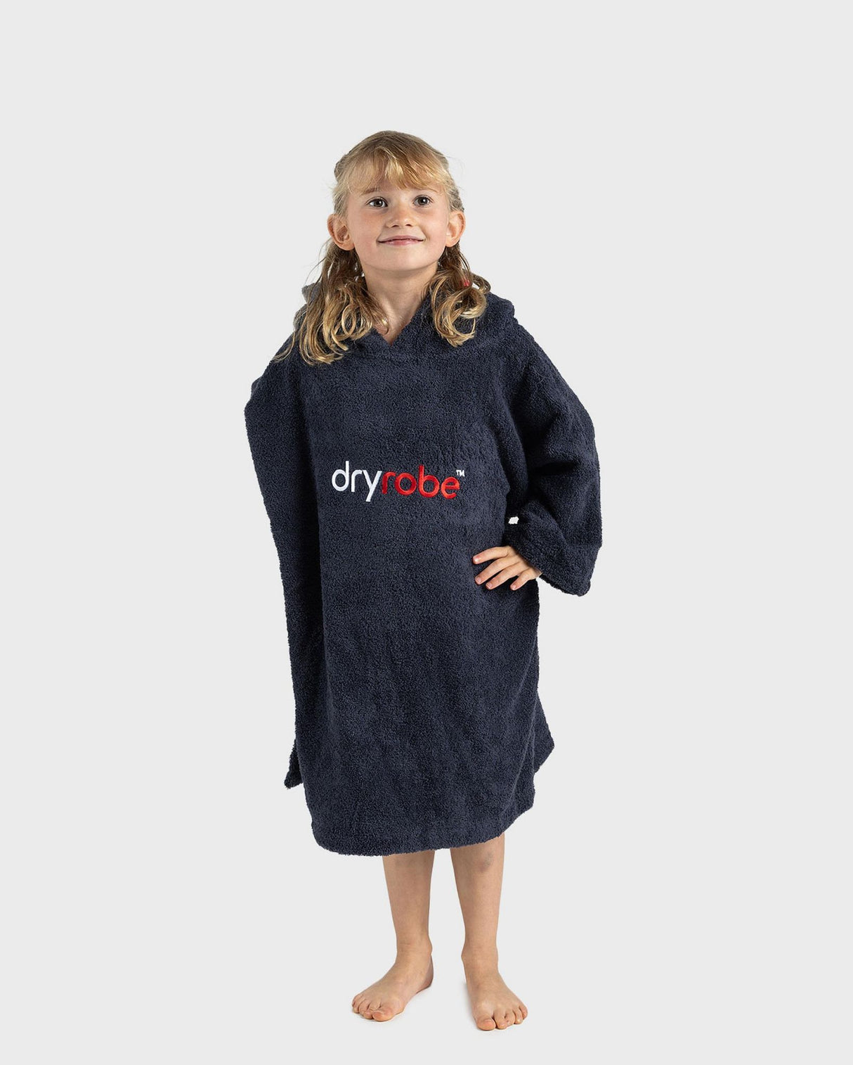 Dryrobe Handtuchmantel Bio Kids in Dunkelblau mit Logo, Frontansicht auf Kind getragen