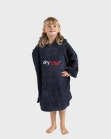 Dryrobe Handtuchmantel Bio Kids in Dunkelblau mit Logo, Frontansicht auf Kind getragen
