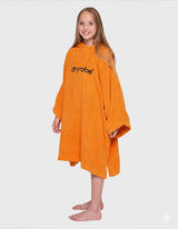 Dryrobe Kids Towel Robe Bio in Orange mit Kapuze, Frontansicht, Mädchen trägt Bademantel aus Bio-Material