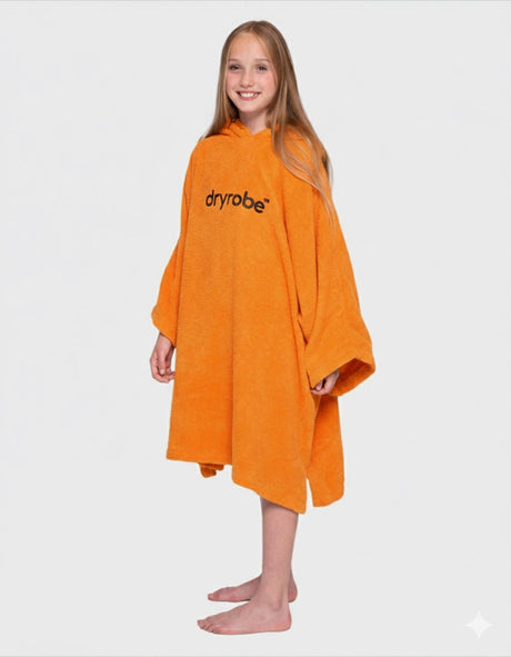Dryrobe Kids Towel Robe Bio in Orange mit Kapuze, Frontansicht, Mädchen trägt Bademantel aus Bio-Material