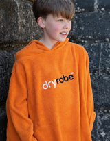 Dryrobe Kids Towel Robe Bio orange mit Kapuze, Frontalansicht auf Kind getragen