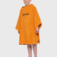 Dryrobe Kids Towel Robe Bio in Orange mit Kapuze, Frontansicht auf Kind