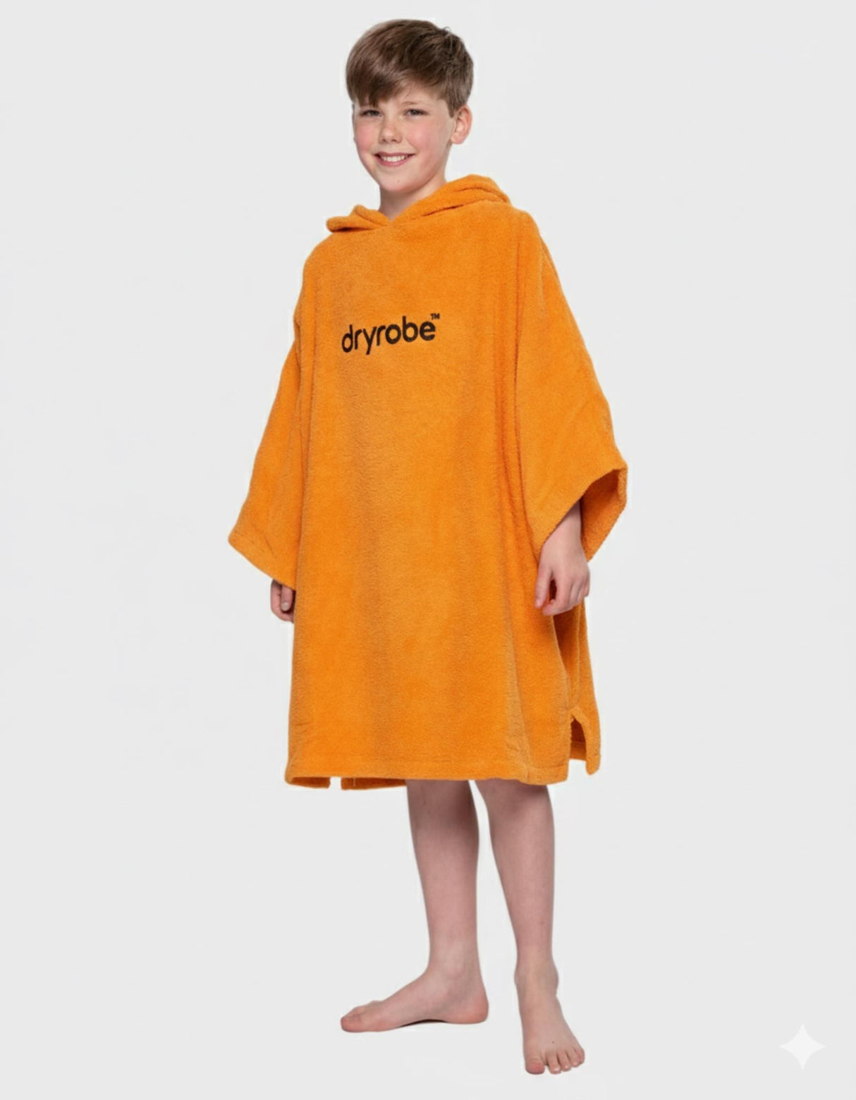 Dryrobe Kids Towel Robe Bio in Orange mit Kapuze, Frontansicht auf Kind