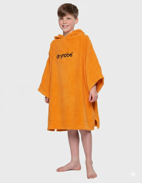 Dryrobe Kids Towel Robe Bio in Orange mit Kapuze, Frontansicht auf Kind