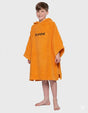 Dryrobe Kids Towel Robe Bio in Orange mit Kapuze, Frontansicht auf Kind
