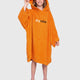 Dryrobe Kids Towel Robe Bio in Orange mit Kapuze, Frontansicht auf Kind