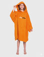Dryrobe Kids Towel Robe Bio in Orange mit Kapuze, Frontansicht auf Kind