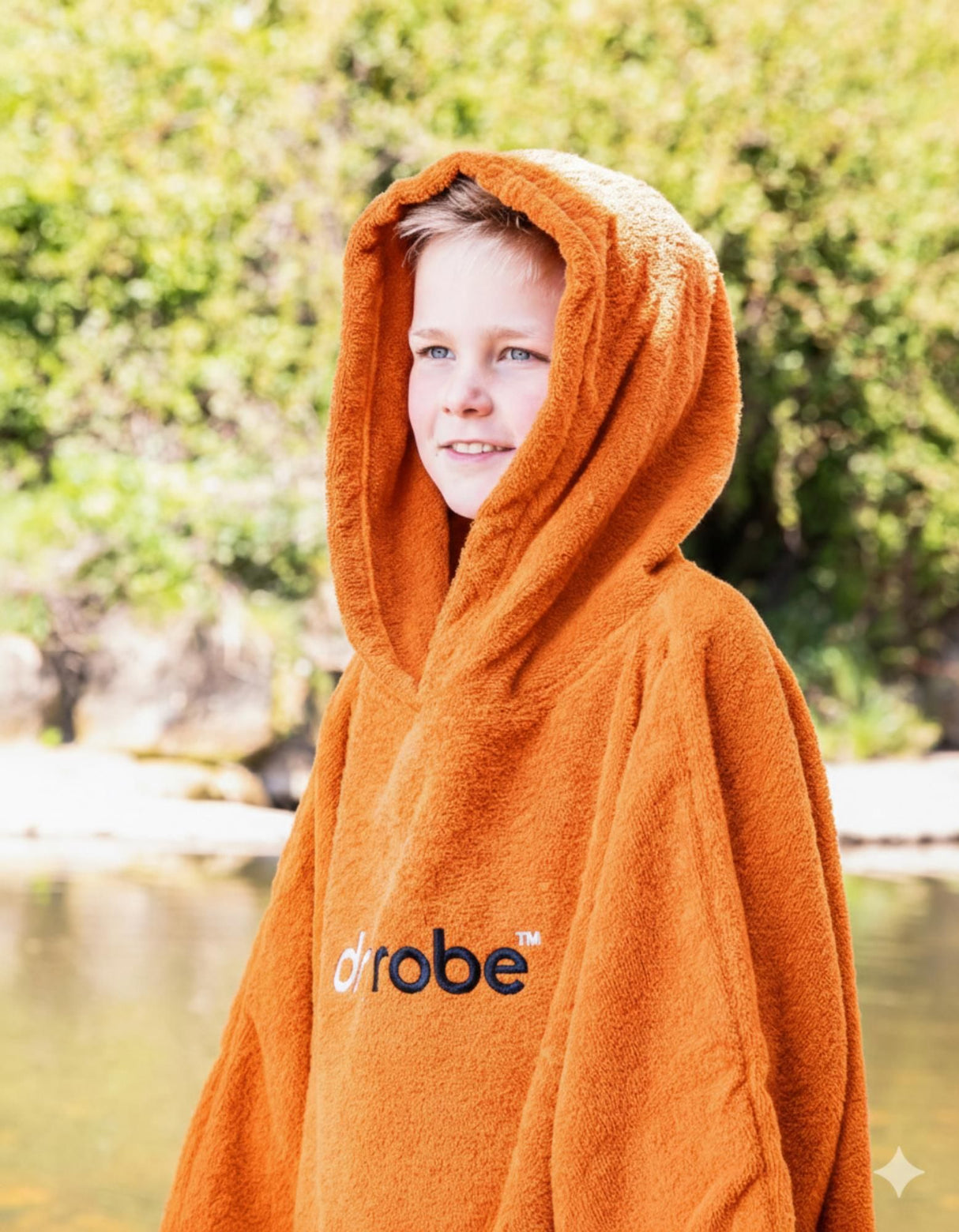 Dryrobe Kids Towel Robe Bio orange mit Kapuze, Kinderbademantel aus Bio-Material in Frontalansicht