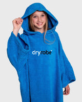 Dryrobe Handtuchmantel Bio Kids blau mit Kapuze, Frontalansicht auf Kind getragen