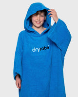 Dryrobe Handtuchmantel Bio Kids in Blau mit Kapuze, Frontansicht auf Kind getragen, Bio-Baumwolle