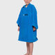 Dryrobe Handtuchmantel Bio Kids in Blau, Kapuze, Bio-Baumwolle, Frontansicht auf Kind