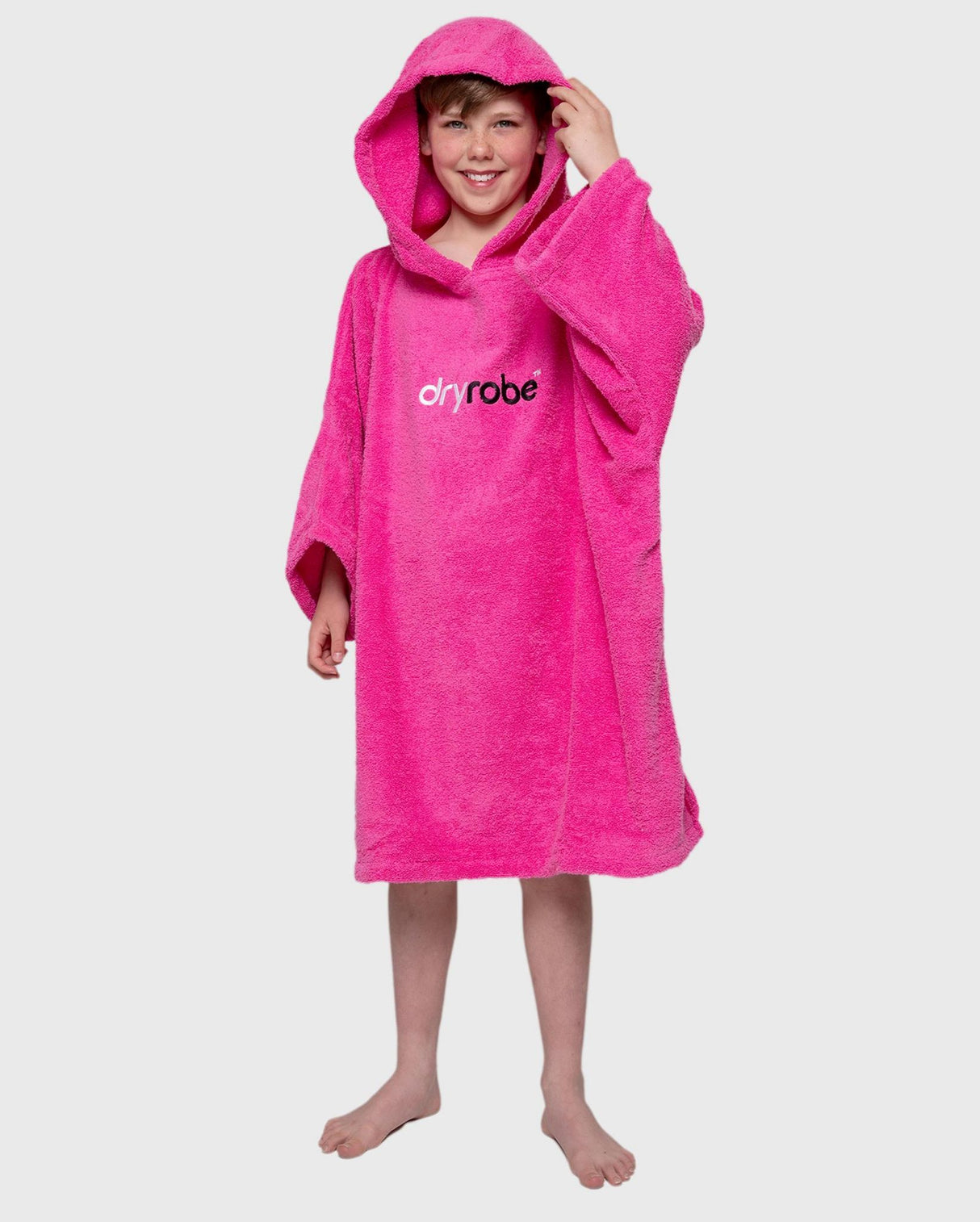 Dryrobe Handtuchmantel Bio Kids in Pink mit Kapuze, Frontalansicht auf Kind, Bio-Baumwolle, Ganzansicht
