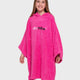 Dryrobe Handtuchmantel Bio Kids in Pink mit Kapuze, Frontansicht auf Kind getragen