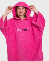 Dryrobe Handtuchmantel Bio Kids in Pink mit Kapuze, Vorderansicht auf Model