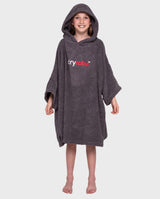 Dryrobe Handtuchmantel Bio Kids in Anthrazit, Kapuze, Bio-Baumwolle, Frontalansicht auf Model