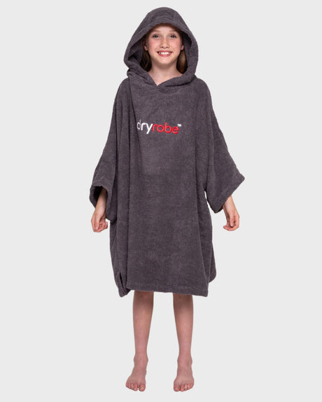 Dryrobe Handtuchmantel Bio Kids in Anthrazit, Kapuze, Bio-Baumwolle, Frontalansicht auf Model