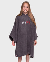 Dryrobe Handtuchmantel Bio Kids in Anthrazit, Frontalansicht auf Modell, Bio-Baumwolle, Kapuze, Logo-Print