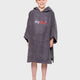 Dryrobe Handtuchmantel Bio Kids in Grau mit Kapuze, Frontalansicht auf Kind