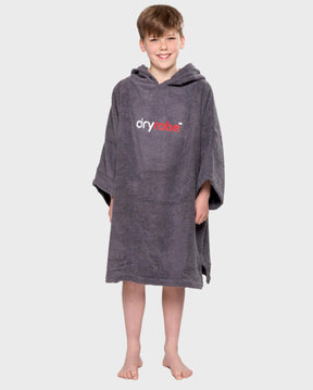 Dryrobe Handtuchmantel Bio Kids in Grau mit Kapuze, Frontalansicht auf Kind