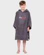 Dryrobe Handtuchmantel Bio Kids in Grau mit Kapuze, Frontalansicht auf Kind