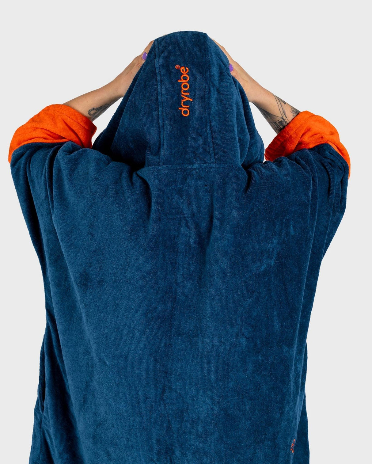 Dryrobe Fullzip Handtuchmantel in Dunkelblau mit orangen Ärmeln, Bio-Baumwolle, Rückansicht mit Kapuze